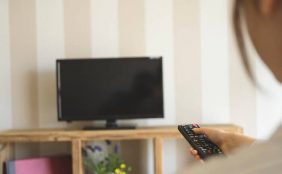 【助産師監修】授乳中にテレビは消す?授乳中の赤ちゃんの視線や音について