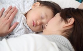 【助産師監修】赤ちゃんとの添い寝はいつまでする?赤ちゃんの寝室は別がいい?