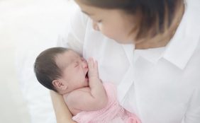 【助産師監修】赤ちゃんがおっぱいを飲まない!哺乳ストライキとは?