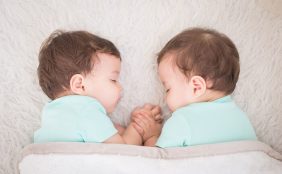 【助産師監修】双子の妊娠について知っておきたいこと~双子妊娠のメカニズム・確率・リスク・メリット~