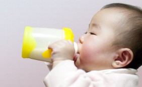 【助産師監修】フォローアップミルクとは?いつからいつまで必要?飲ませ方は?