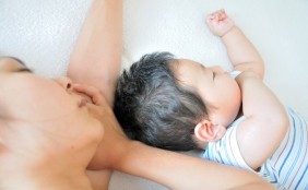 【助産師監修】赤ちゃん・新生児をスムーズに寝かしつける方法