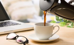 【助産師監修】授乳中のコーヒーは我慢?カフェインが母乳にもたらす影響は?