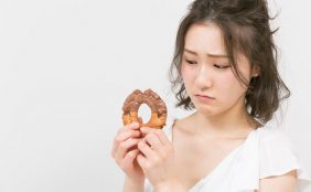 【助産師監修】授乳中もおやつが食べたい!食べていいおやつは?母乳への影響は?