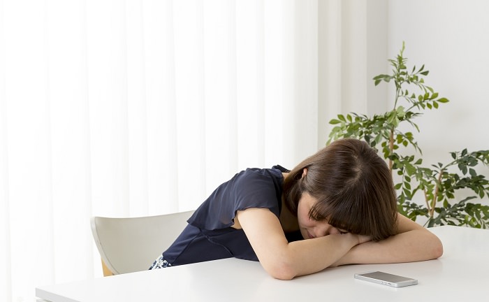 眠る女性