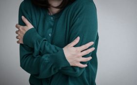 【助産師監修】冷え性は母乳が出ない!?母乳を増やすために