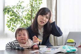 【助産師監修】離乳食を食べない…上手な食べさせ方は?母乳だけで栄養は大丈夫?