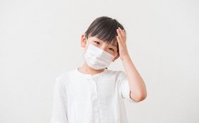 【助産師監修】子どもの頭痛、対処法は?病院に行く目安、家でできる対処法は?