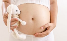 【助産師監修】胎動ってどんな感じ?いつ頃からどんな動きをするの?