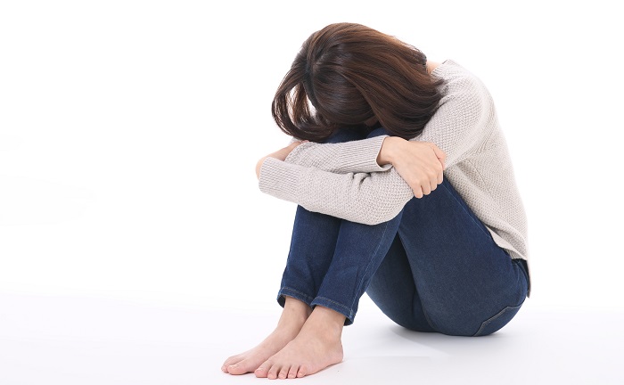 落ち込む女性