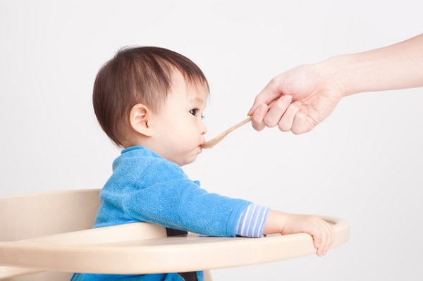 離乳食を食べる幼児