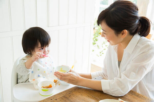 助産師監修 離乳食を食べない 上手な食べさせ方は 母乳だけで栄養は大丈夫 助産師監修 離乳食を食べない 上手な食べさせ方は 母乳だけで栄養は大丈夫