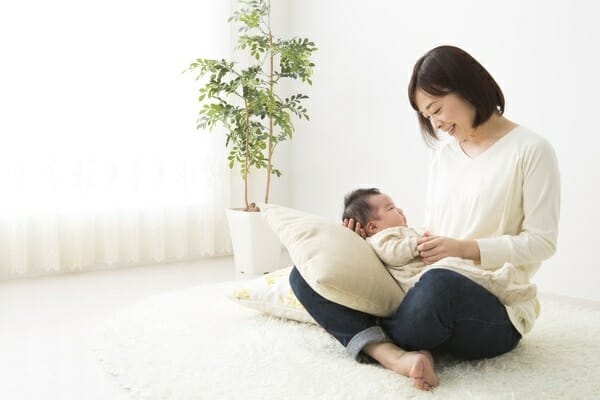 赤ちゃんを抱く女性