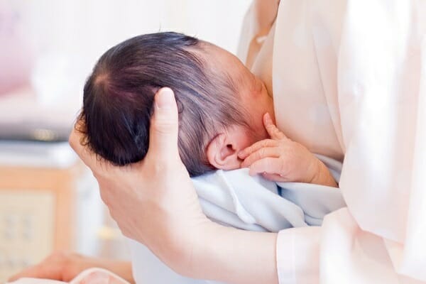 助産師監修 新生児 赤ちゃんの正しい授乳姿勢や抱き方のコツ Amoma 公式 母乳育児向け専門ハーブティー アロマ マッサージオイル Amoma Natural Care通販サイト