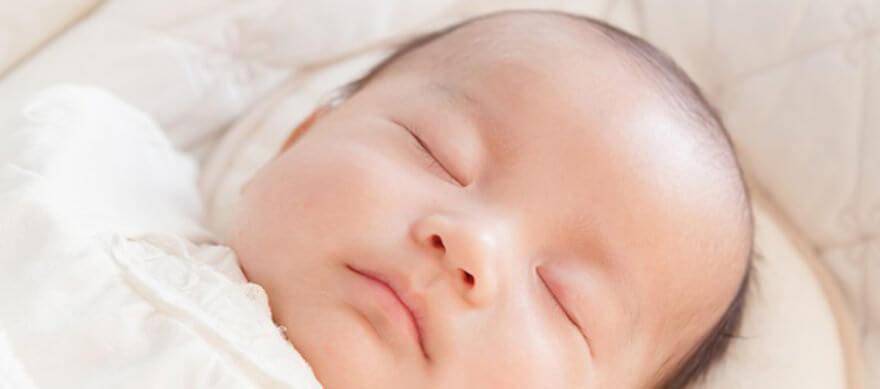 眠る赤ちゃん