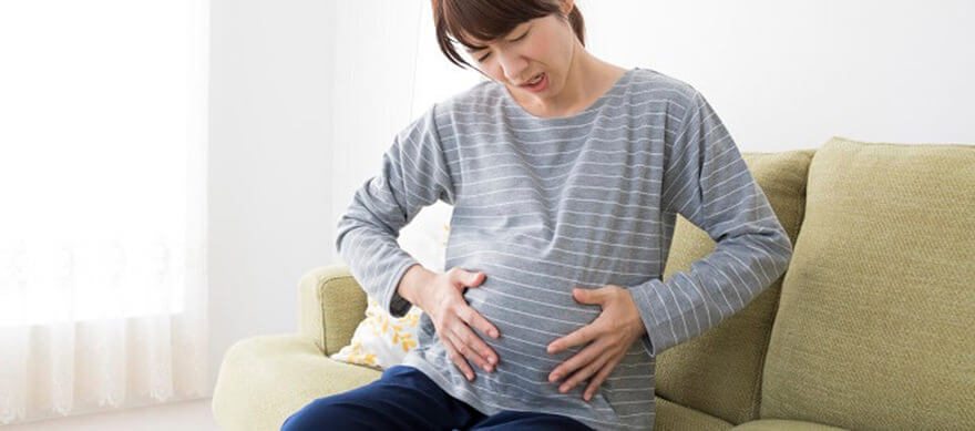 陣痛に苦しむ女性