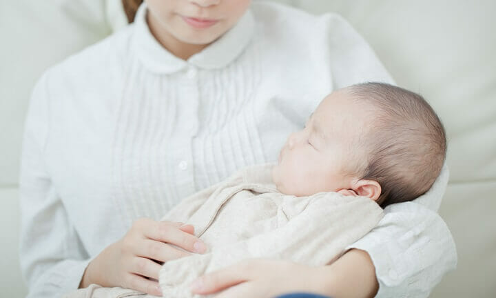 『片乳を飲むと疲れて寝てしまいます。起こして吸わせた方がいいのでしょうか。』