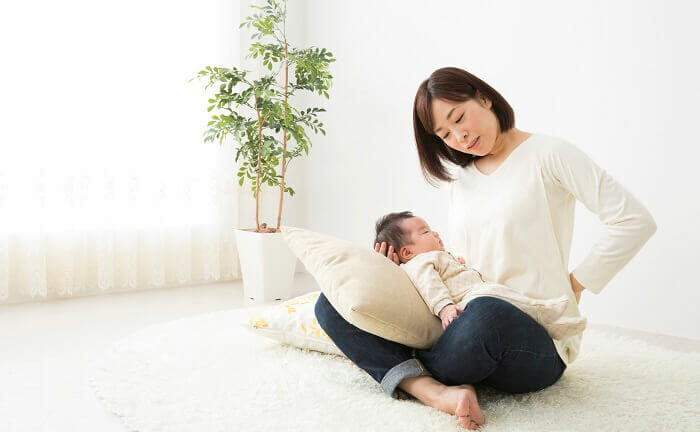 助産師監修 産後の腰痛の原因 対策は 痛みが取れるストレッチとは 公式 母乳育児向け専門ハーブティー アロマ マッサージオイル Amoma Natural Care通販サイト