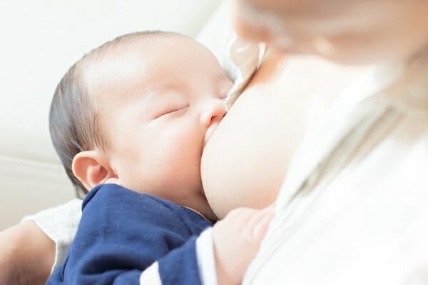 母乳を飲む赤ちゃんとママ