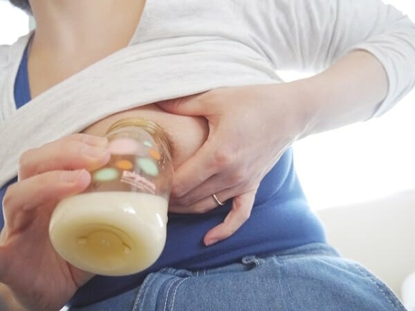 助産師監修 正しい搾乳の仕方と 搾乳した母乳の保存方法 Amoma