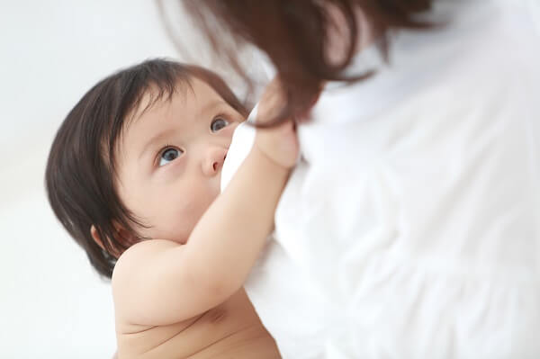 助産師監修 夜間授乳はいつまで続く 授乳間隔や夜間の授乳方法について 公式 母乳育児向け専門ハーブティー アロマ マッサージオイル Amoma Natural Care通販サイト