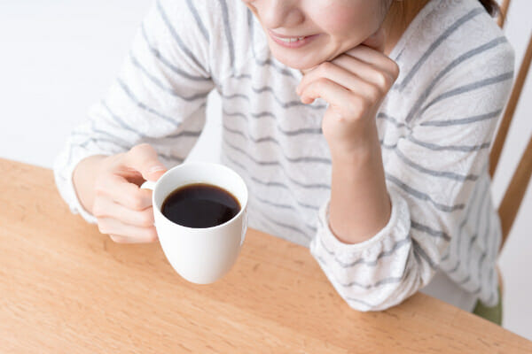 コーヒーを飲む女性