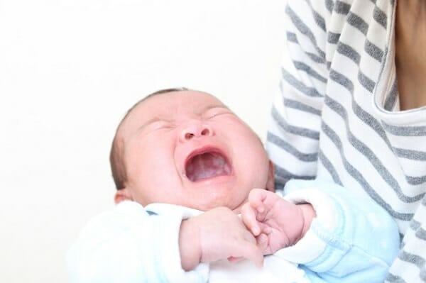 『授乳中、赤ちゃんが怒ったような声でうなったり泣いたりします。なぜなのでしょうか。』