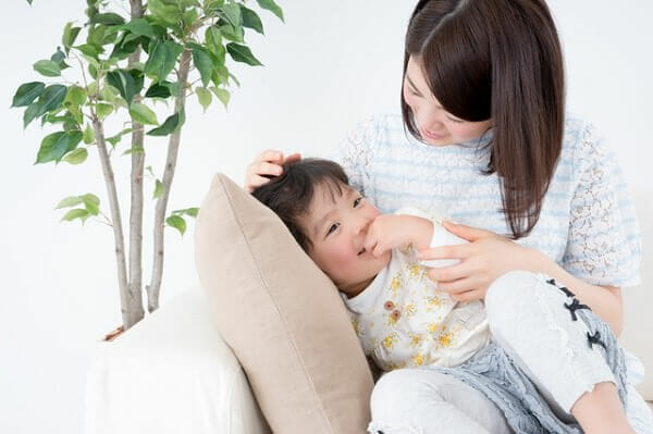 スキンシップをとるママと赤ちゃん