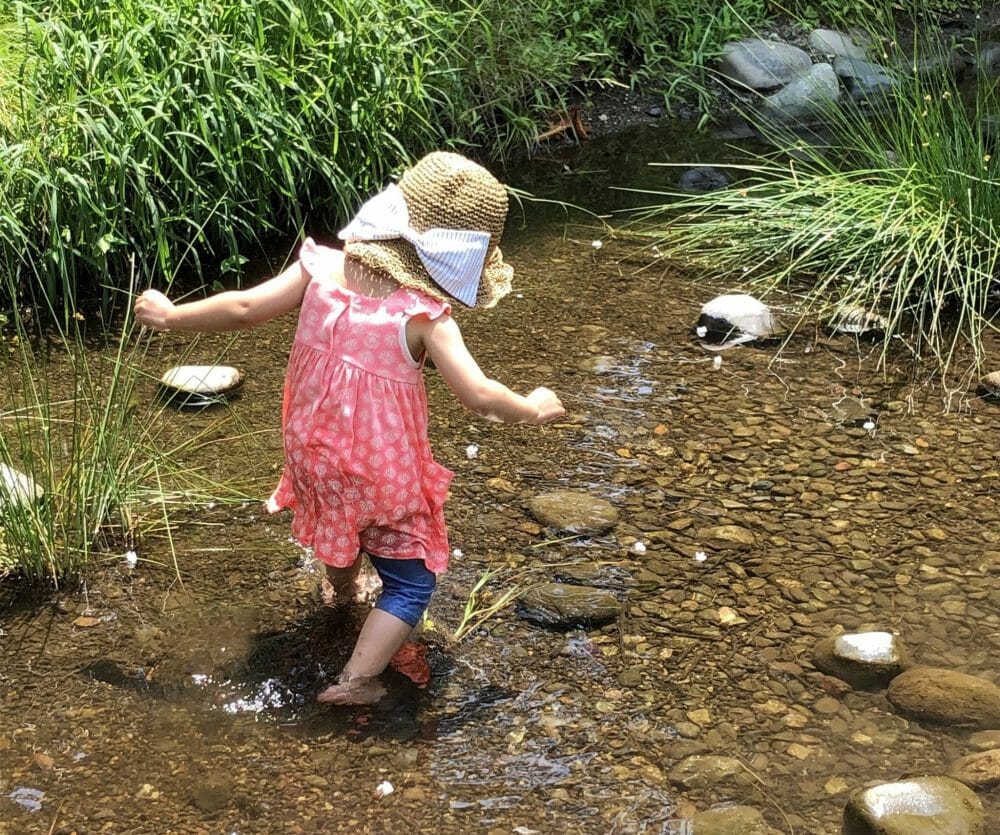 水遊びする子ども