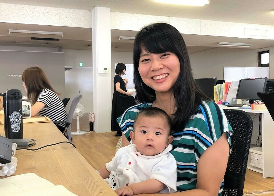 赤ちゃんを抱っこする寺師