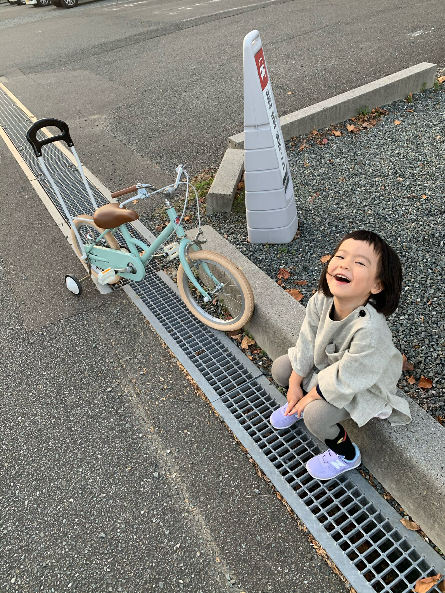 自転車を練習する女の子