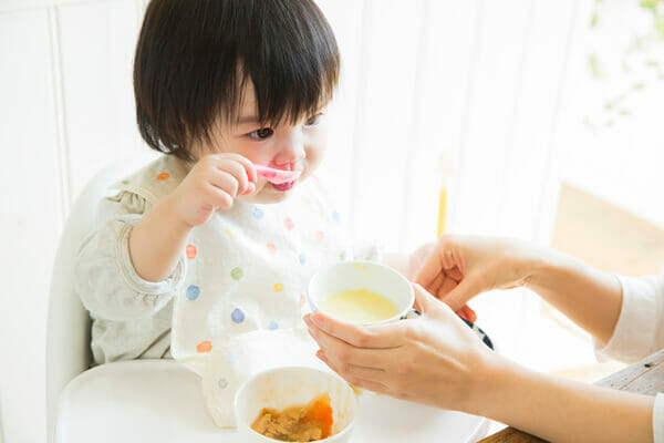 離乳食をよく食べるようになり授乳回数が減りました 水分不足にならない Amomaブログ