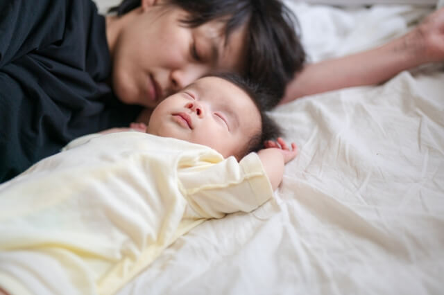 【助産師監修】新生児に必要な一日の母乳量と回数は？哺乳量の目安を解説！